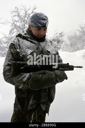21. Januar 1994 während des Krieges in Zentralbosnien: Ein britischer Soldat umhüllt sein L85A1-Gewehr, während er einen Schneesturm, unmittelbar nördlich von Gornji Vakuf, prahlen lässt. Stockfoto