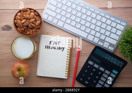 Diätplan, Menü oder Programm, Klebeband messen apple auf Bürotisch Stockfoto