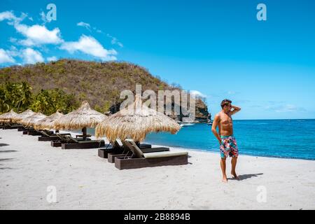 ST Lucia karibik Meer, junger Kerl auf der tropischen Insel Saint Lucia, Männer schwimmen in der Nähe des Strandes und des Ozeans Stockfoto