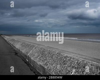 Seawall und Strand entlang der Küste zwischen Maplethorpe und Sutton on Sea, Lincoln, Großbritannien Stockfoto