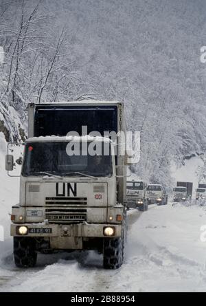 21. Januar 1994 während des Krieges in Zentralbosnien: Ein Konvoi von Lastkraftwagen der British Army fährt durch starken Schnee nach Norden, entlang der Route Diamond, nördlich von Gornji Vakuf. Stockfoto