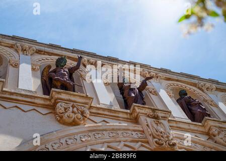 Schöne Statuen auf einem äußeren Erzweg in der Stift Lerins, Kloster der zisterziensischen auf der Insel Saint-Honorat an der französischen Riviera bei Cannes Stockfoto