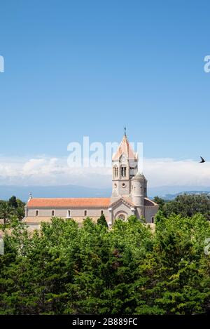 Wunderschönes Kloster der Stift Lerins auf der Insel Saint-Honorat an der französischen Riviera bei Cannes, Frankreich. Vertikales Format. Natürliche Farben Stockfoto