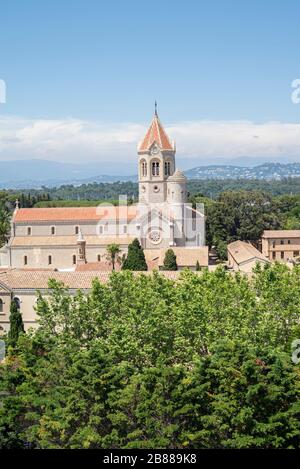 Wunderschönes Kloster der Stift Lerins auf der Insel Saint-Honorat an der französischen Riviera bei Cannes, Frankreich. Vertikales Format. Natürliche Farben Stockfoto