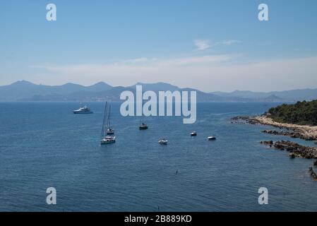 Blick auf das Meer und die Boote von der Festung Saint Honorat Island, Cannes, Frankreich. Landschaft der Lerins-Inseln. Tourismus in Cannes. Reisestandorte in Frankreich. Stockfoto