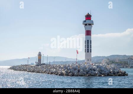 Schöner Leuchtturm im Hafen von Cannes, Frankreich, Europa.Reisestandorte in Frankreich Stockfoto