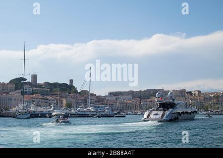 Blick auf die wunderschöne Küste der Cote D'azur. Bucht von Cannes mit dem Gebiet Le Suquet am Bachgrund. Luxusyachten in der Bucht. Beste Reisestandorte in Frankreich Stockfoto