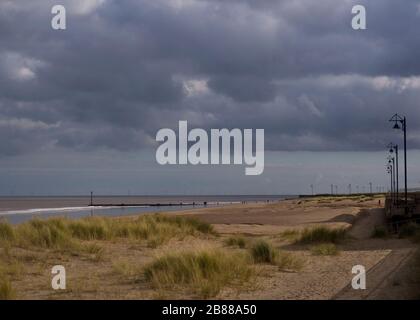 Grauer Himmel über dem Strand bei Maplethorpe im märz, Lincoln, Großbritannien Stockfoto