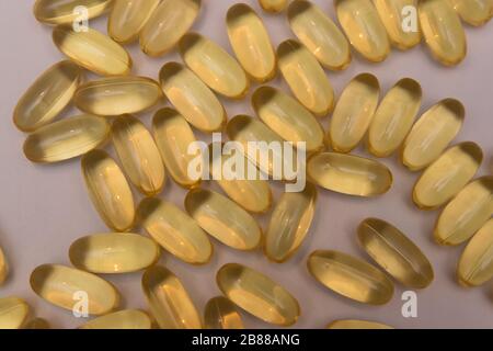 Vitaminen Omega 3 Öl in Kapseln auf weißem Hintergrund. Stockfoto