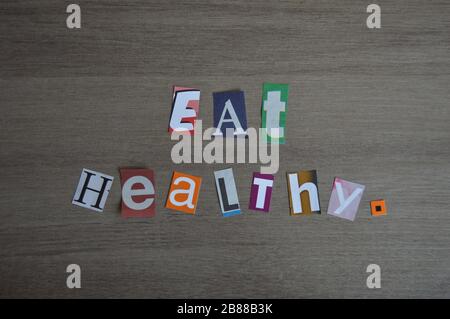 Satz "gesund essen" mit einer Collage verschiedener Typographiebuchstaben Stockfoto