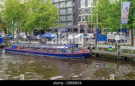 Wasserkanäle von Amsterdam an einem bewölkten Tag. Stockfoto