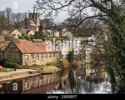 Gebäude entlang Waterside und St Johns Church in Knaresborough North Yorkshire England Stockfoto