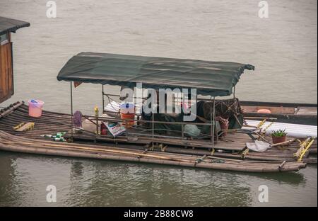 Guilin, China - 11. Mai 2010: Stadtzentrum. Nahaufnahme des auf Flößen gebauten Wanderarbeiterwohnbaus am Fluss Grün-Li. Stockfoto