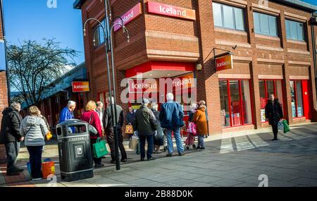 Northwich, Cheshire/Großbritannien 20. März 2020: Käufer stehen während der Corona-Viruskrise in Northwich, Cheshire UK, außerhalb des Supermarktes in Island Schlange. Stockfoto