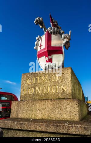 City of London Square Mile Marker auf der Südseite der London Bridge. Dragon Boundary Markers an der Grenze des City of London Financial District. Stockfoto