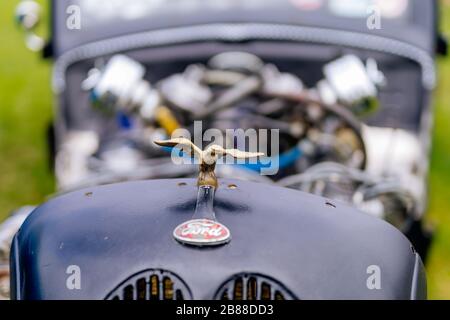 Bray, Irland, Juni 2018 Bray Vintage Car Club Show, Open-Air-Retro-Cars-Display. Nahaufnahme der Ford-Figurine auf dem schwarzen Hot Rod Ford aus dem Jahr 1932 Stockfoto