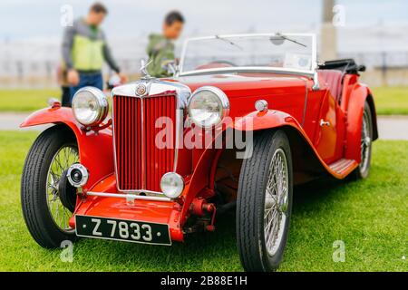 Bray, Irland, Juni 2018 Bray Vintage Car Club Show, Open-Air-Retro-Cars-Display. Vorderansicht auf rotem MG TF Roadster aus den 1950er Jahren Stockfoto