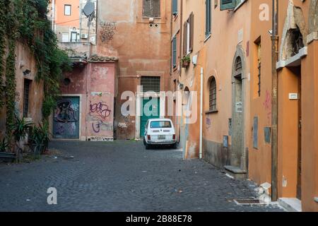 Altes Fiat Auto in einer Straße des Gebietes Trastevere in Rom geparkt Stockfoto