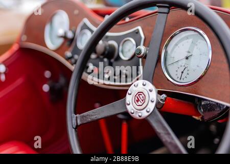 Bray, Irland, Juni 2018 Bray Vintage Car Club Show, Open-Air-Retro-Cars-Display. Nahaufnahme der Uhren und des Armaturenbretts des roten MG TF Roadster aus den 1950er Jahren Stockfoto