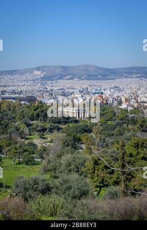 Tempel von Hephaestus von der Entfernung in der alten Agora, Athen gesehen Stockfoto