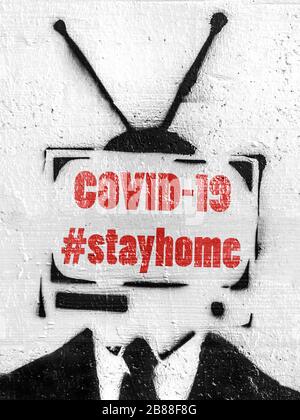 TV-Kopf mit Hashtag #stayhome (COVID-19). Coronavirus in der Welt. COVID-19-Warnbanner. 2019 Coronavirus Konzept, für einen Ausbruch kommt es in Wuhan Stockfoto