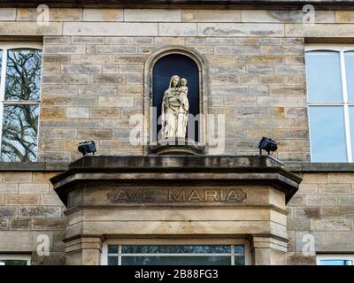 Nische mit Statue über der Veranda an der Römisch-katholischen Kirche St Mary on Bond enden in Knaresborough North Yorkshire England Stockfoto