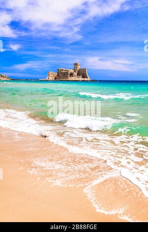 Altes aragonesisches Schloss am Meer, Le Castella, Crotone, Kalabrien, Italien. Stockfoto