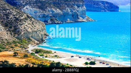 Schöner Kourion Strand, Blick auf türkisfarbenes Meer und einzigartige Klippen, Zypern. Stockfoto