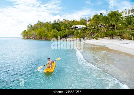ST Lucia karibik Meer, junger Kerl auf der tropischen Insel Saint Lucia, Männer schwimmen in der Nähe des Strandes und des Ozeans Stockfoto