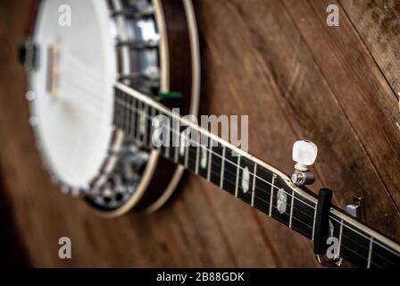 Banjo mit fünf Saiten auf Hartholzboden Stockfoto