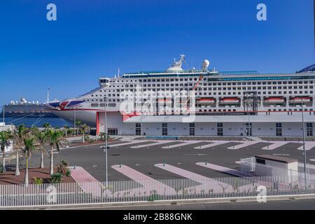 Tenera-Spanien; 27. Dezember 2019: Kreuzfahrtschiff von Oceana im Hafen von Santa Cruz von Tenera, P&O Cruises, Kanarische Inseln, Spanien Stockfoto