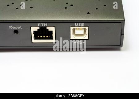 Altes Router-Modem isoliert auf weißem Hintergrund. Stockfoto