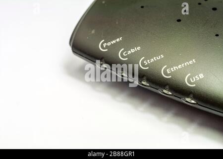 Altes Router-Modem isoliert auf weißem Hintergrund. Stockfoto