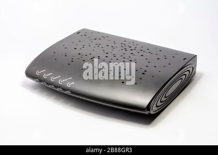Altes Router-Modem isoliert auf weißem Hintergrund. Stockfoto