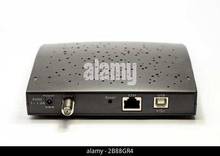 Altes Router-Modem isoliert auf weißem Hintergrund. Stockfoto