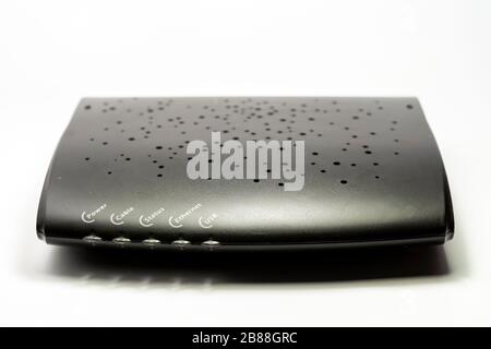 Altes Router-Modem isoliert auf weißem Hintergrund. Stockfoto