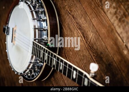 Banjo mit fünf Saiten auf Hartholzboden Stockfoto