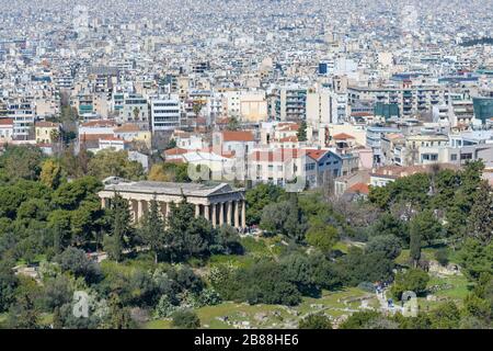 Tempel von Hephaestus von der Entfernung in der alten Agora, Athen gesehen Stockfoto