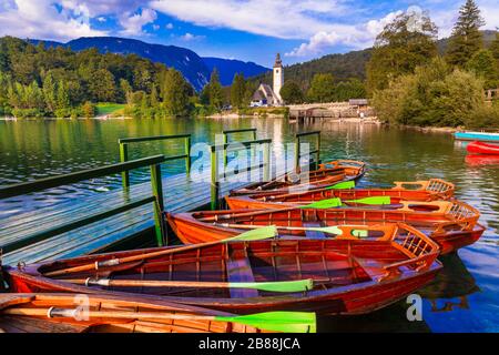 Beeindruckender Bohinjer See, Blick auf Berge und kleine Kirche, Slowenien. Stockfoto