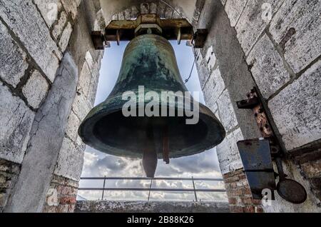 Blick auf den Kirchturm des Gemeindehauses Stockfoto