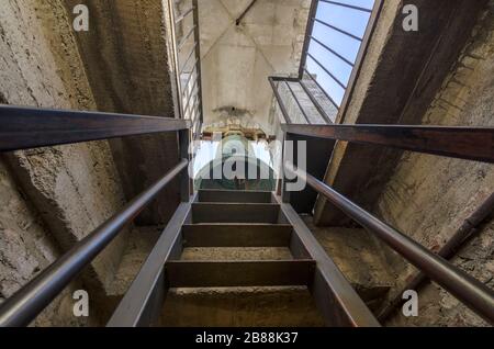 Blick auf den Kirchturm des Gemeindehauses Stockfoto