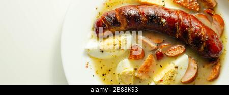 Traditionelle polnische Sauersuppe mit Wurst und Eiern in Keramikschale, osteuropäische Mahlzeit Stockfoto