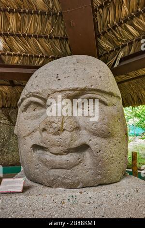 Colossal Head 2 Replica, Olmec Basaltplastik am Parque La Venta in Villahermosa, Tabasco, Bundesstaat Mexiko Stockfoto