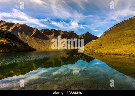 Abgelegener Alpensee 'Schrecksee' in den alpinen Bergen mit Reflexionen - einer der schönsten Hochseen Bayerns Stockfoto