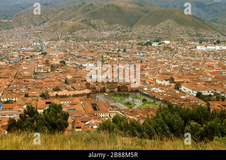 Unglaublicher Blick auf die Stadt Cuzco mit dem Platz Plaza de Armas von der Zitadelle von Sacsayhuaman, Peru Stockfoto