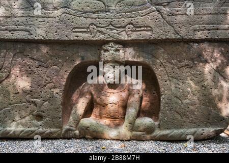 Altar 4 alias Altar Triunfal, Olmec Basaltschnitzerei im Parque La Venta in Villahermosa, Bundesstaat Tabasco, Mexiko Stockfoto