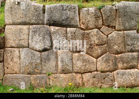 Überreste der Steinmauern der Zitadelle von Sacsayhuaman, einzigartiges Steinmauerwerk der Inka in Cusco, Peru Stockfoto