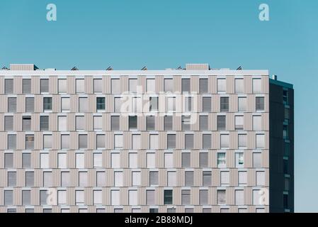Madrid, Spanien - 31. August 2019: Modernes Wohnhaus gegen blauen Himmel. Valdebebas neues Entwicklungsgebiet Stockfoto