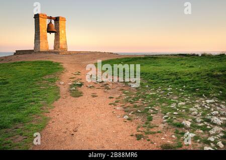 Chersonese alte Glocke am Meer auf einem Feld mit Gras an einem sonnigen Sommerabend. Konzept der Privatsphäre und des Arbeitstages. Werbeplätze Stockfoto