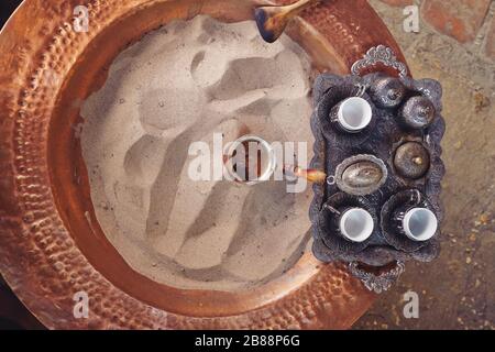 Türkische Kaffeezubereitung im Sand- und Elderblumen-Sirup, Sirince, İzmir, Türkei. Stockfoto